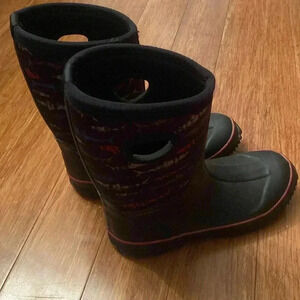 Kids waterproof boots - knockoff Bogs - boys size 4 - shark theme